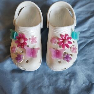 Kids Crocs Classic Glitzy Flower Clog K White/Multi W/Colorful Charms Size 11C
